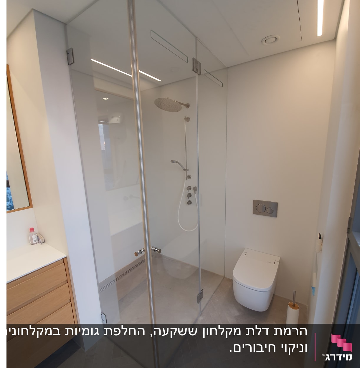 מקלחון זכוכית עם ראש מקלחת עגול